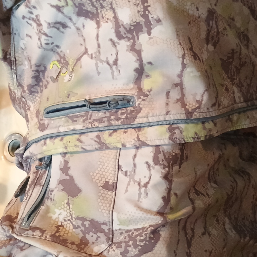 Camo Patterned Jacket with Zipper Pockets